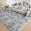 Grauer Plüsch-Teppich mit hohem Flor in einem modernen Wohnzimmer