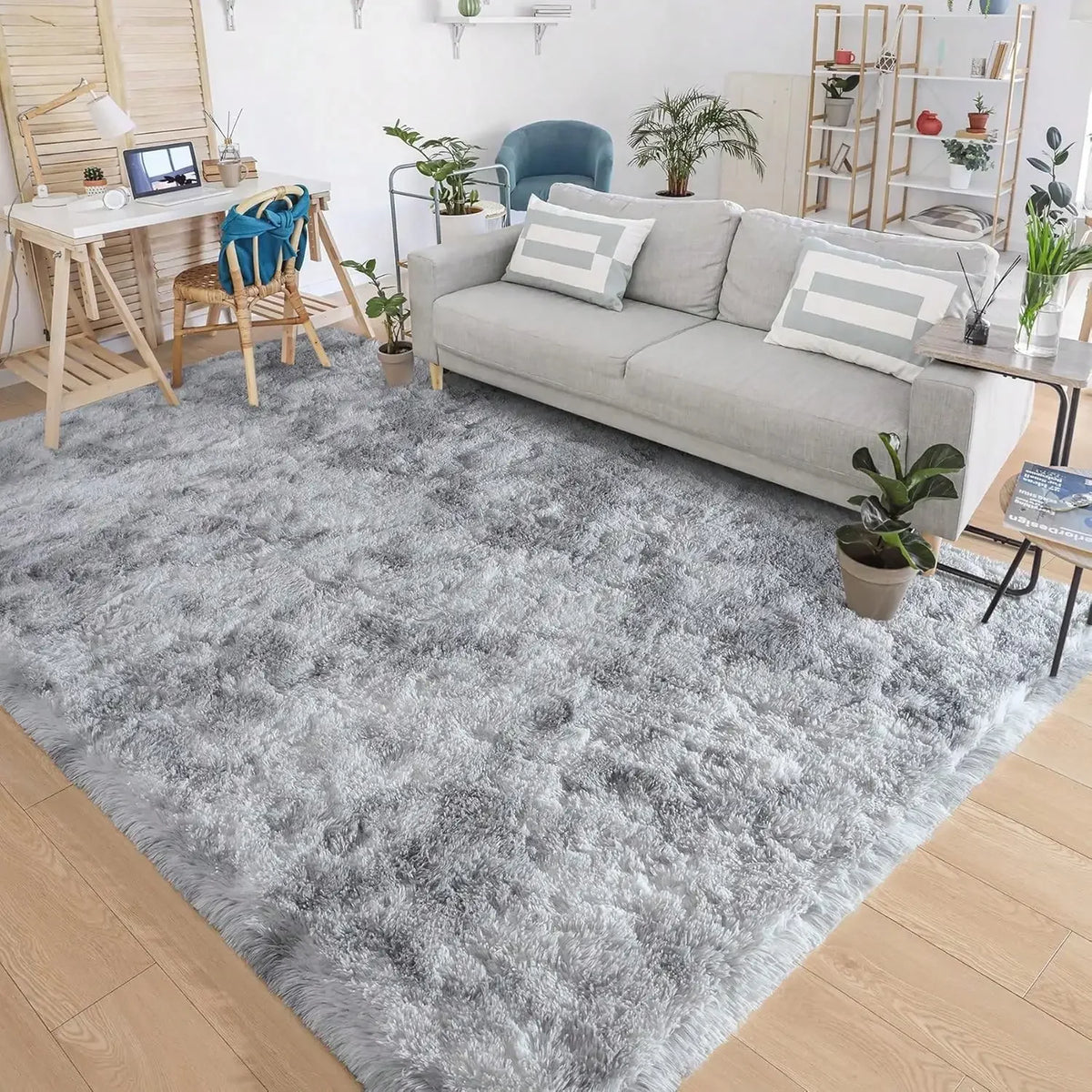 Grauer Plüsch-Teppich mit hohem Flor in einem modernen Wohnzimmer
