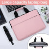 Rosa Laptop-Messengerbag mit schwarzen Riemen und Laptop darin, von oben und Seite gezeigt.