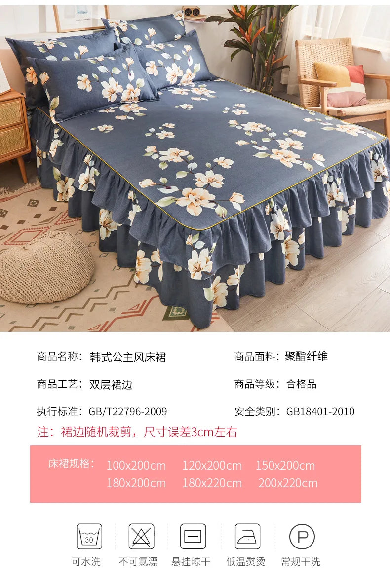 Jupe de lit à motif floral bleu foncé avec ourlet froncé, présentée sur un lit.