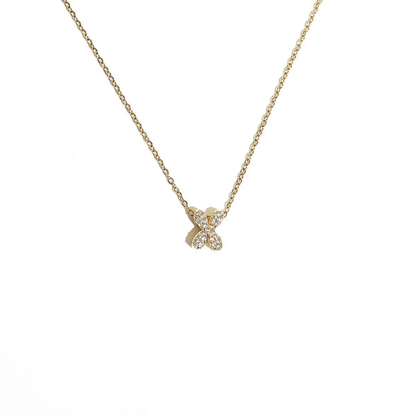 Collier en chaîne or avec pendentif lettre initial en forme de papillon en strass