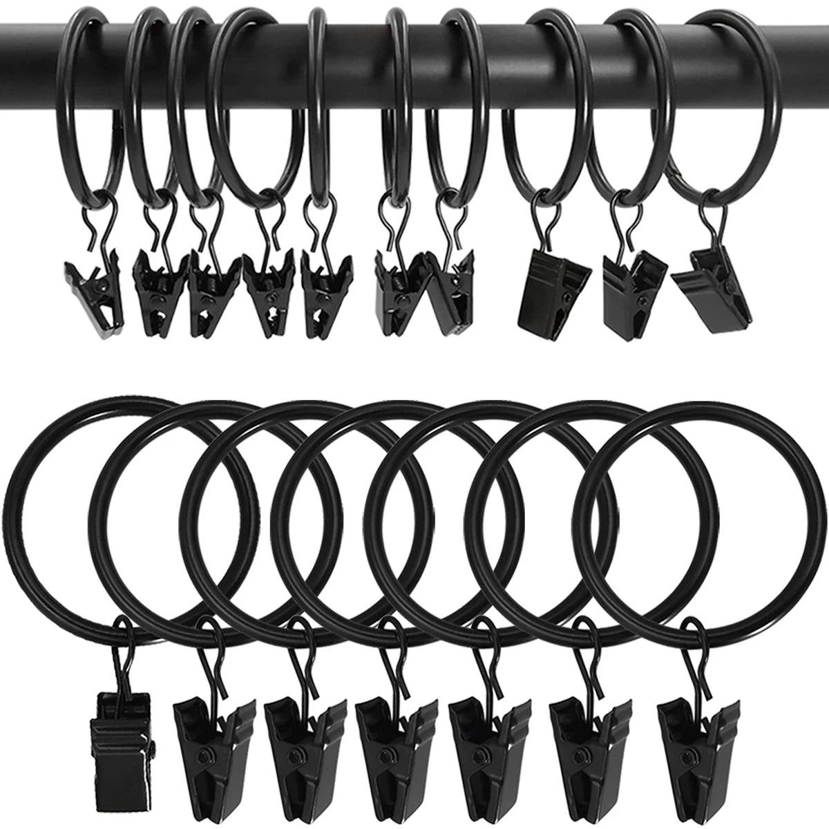 Anillos y clips de metal negro para cortinas, colgados en una barra negra.