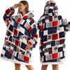 Eine Frau modelliert einen gemütlichen, patchworkartigen, überdimensionierten Fleece-Hoodie in blauem, rotem und grauem Muste