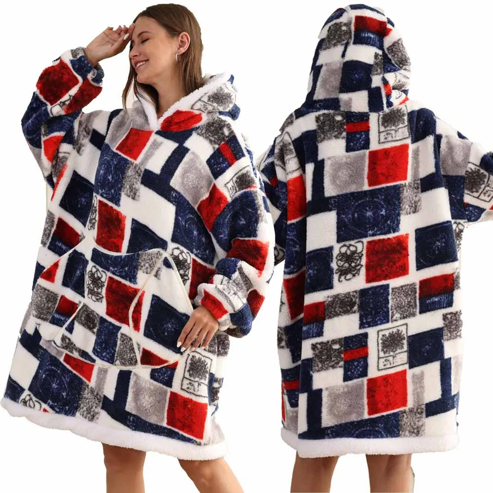 Eine Frau modelliert einen gemütlichen, patchworkartigen, überdimensionierten Fleece-Hoodie in blauem, rotem und grauem Muste