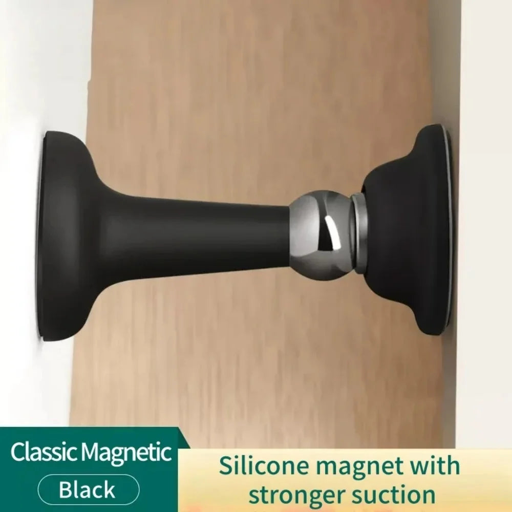 Arrêt de porte magnétique en silicone noir installé sur une surface en bois.