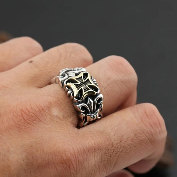 Nahaufnahme einer Hand, die einen verstellbaren Punk-Kreuzring mit aufwendigen Details trägt.