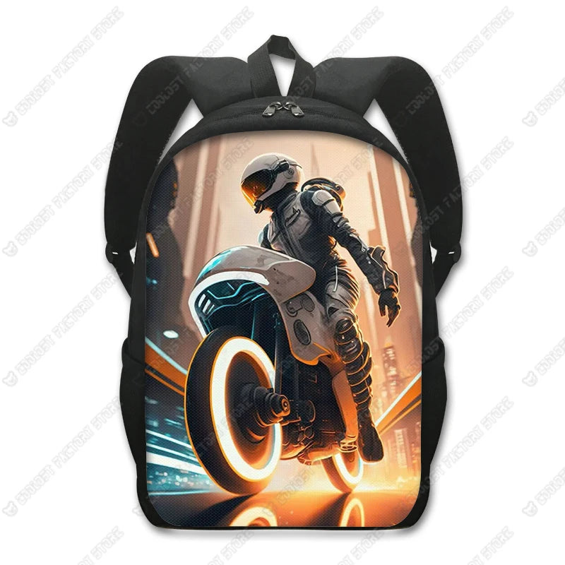 Schwarzer taktischer Rucksack mit Grafik eines Motorradfahrers im Helm durch eine Stadtstraße.