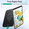 Nahaufnahme einer strapazierfähigen gehärteten Glasschutzfolie, die auf ein iPad aufgetragen wird, die UltraFit Paper-Feel-Te
