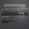 Eine Sammlung von 133 seitlich gedruckten Keycaps für mechanische Tastaturen in verschiedenen Layouts und Farben.