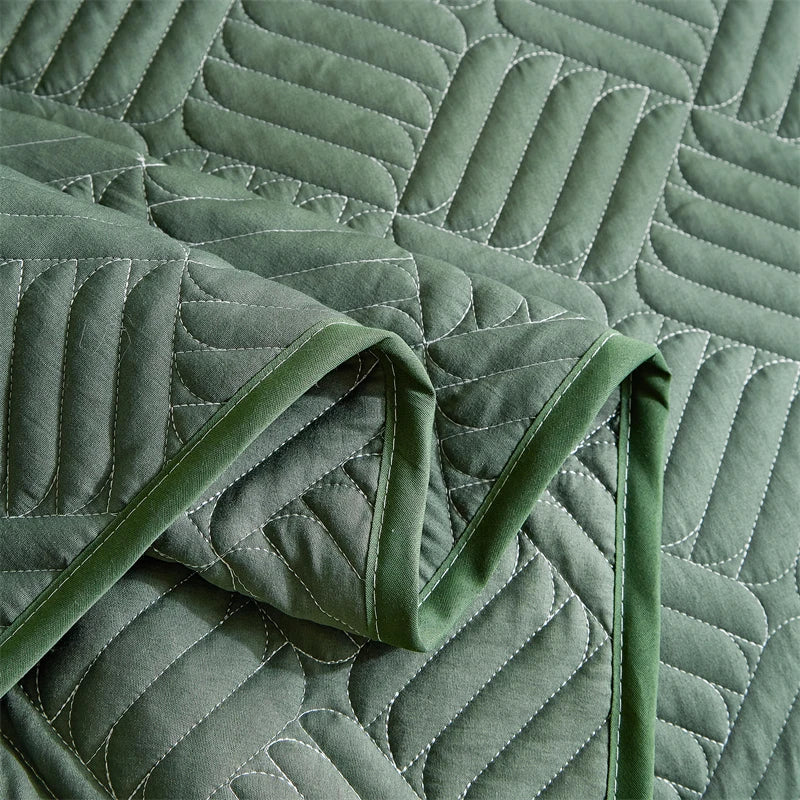 Lightweight All-Season Quilted Bedding Set with Pillow Shams