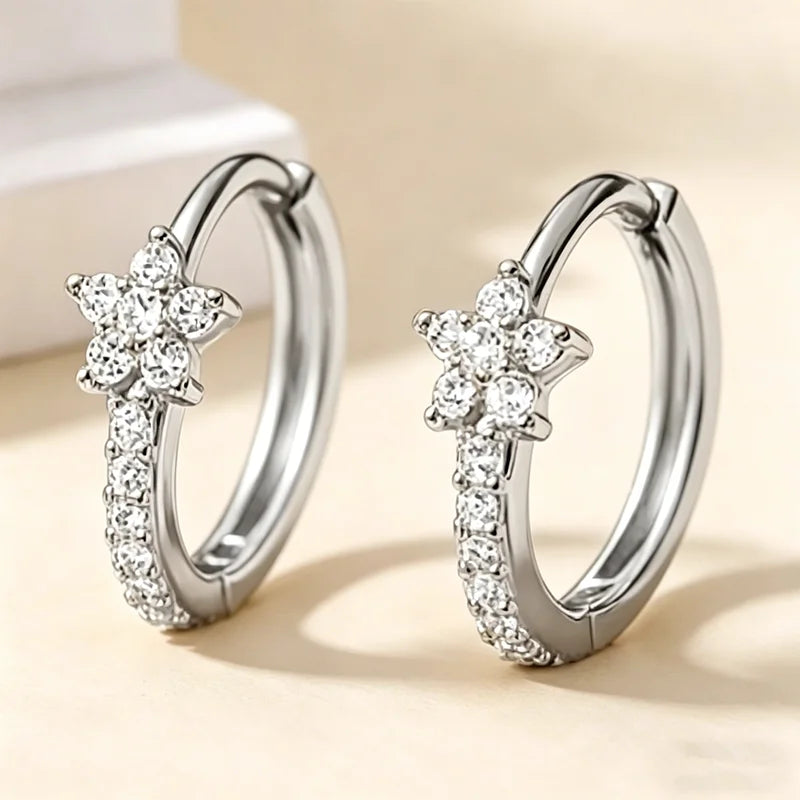 Pendientes de aro plateados con diseño floral hecho de piedras de circonita cúbica.