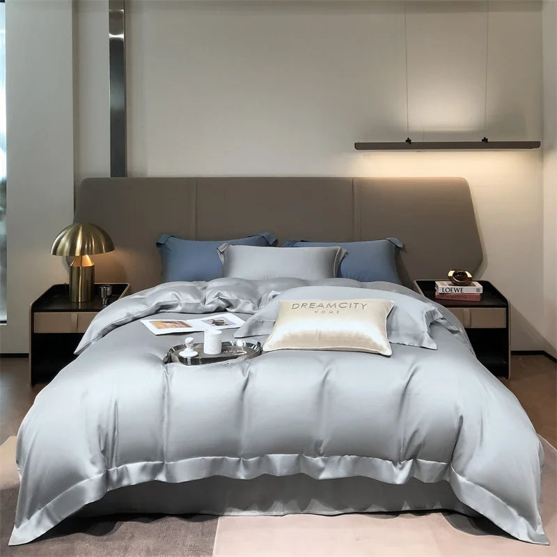 Luxuriöses Bambus-Bettwäsche-Set mit grauem Duvet und hellblauen Akzenten auf einem modernen Bett.