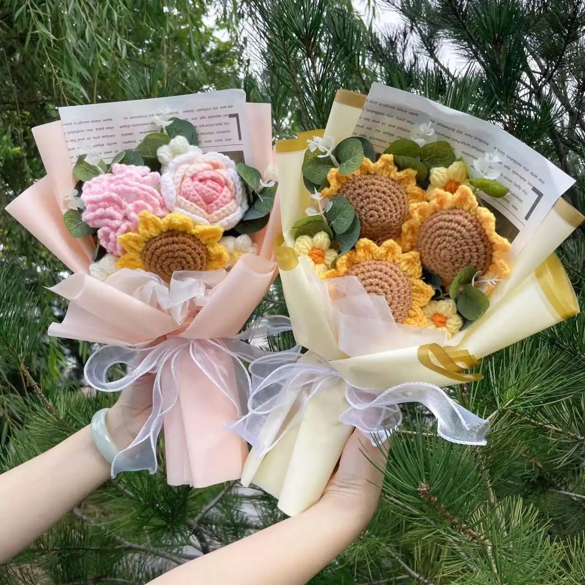Sträußchen aus handgefertigtem Häkelblumen in rosa und gelb, umhüllt von durchscheinendem Papier