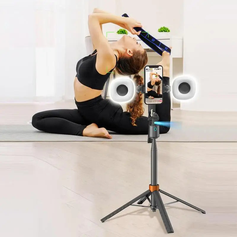 Una mujer utiliza un trípode de selfie con seguimiento de 360° y luces LED duales para tomar una foto.