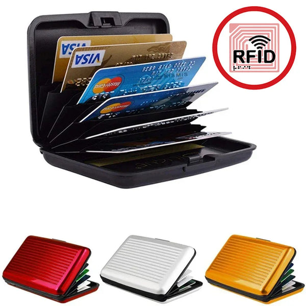 عرض لبطاقات بلاستيكية وحافظة بطاقات ألومنيوم لحجب ترددات الراديو (RFID) وبجانبها رمز RFID.