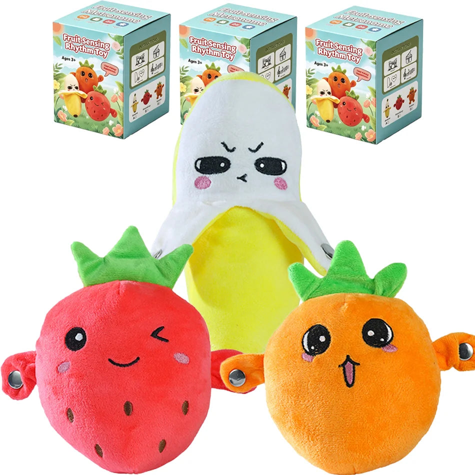 Plüschige Erdbeere und Karotte als sensorisches Spielzeug-Set mit Verpackung sichtbar.