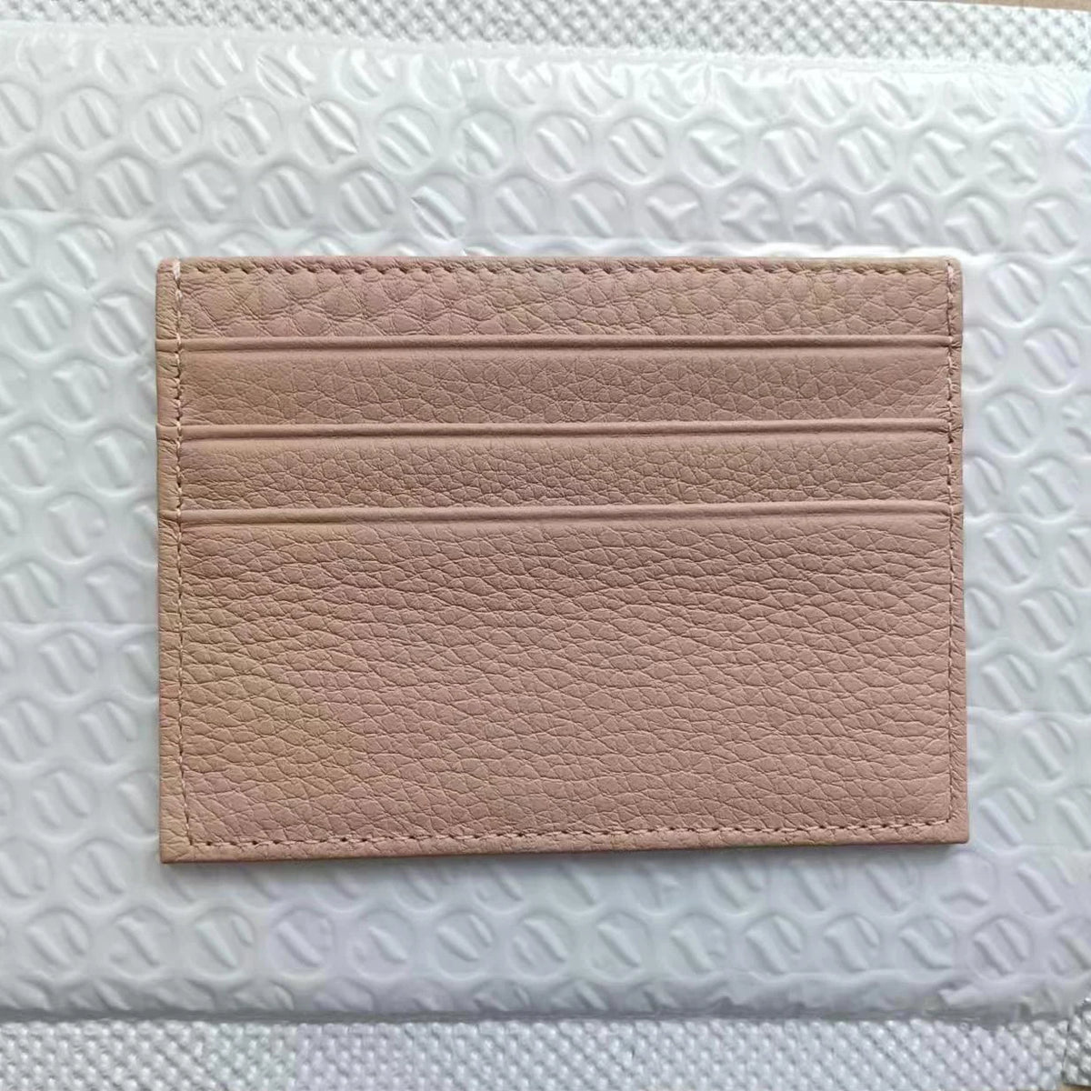 Porta tarjetas de cuero genuino delgado en color rosa claro con costuras horizontales.