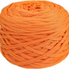 Eine Kugel dicker orangefarbener Polyester-Strang, fest aufgewickelt.