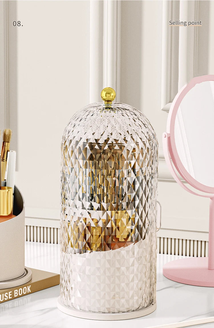 Organizador de vidrio facetado transparente para pinceles de maquillaje con tapa dorada, sobre una superficie blanca.