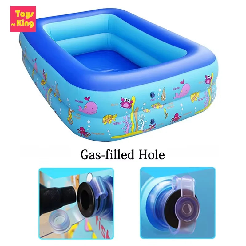 Piscine gonflable bleue avec un trou rempli de gaz et des décorations colorées.
