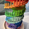 Buntes Holz-Marbly-Rennsystem mit gestaffelten Blütenblättern in Regenbogenfarben und kleinen bunten Murmeln als Basis