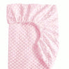 Housse de matelas moelleuse rose en peluche pour bébé et enfant, à surface texturée et capitonnée.