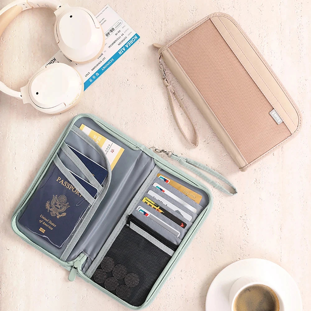 Porta-pasaporte beige bloqueador de RFID con pulsera y audífono inalámbrico blanco.