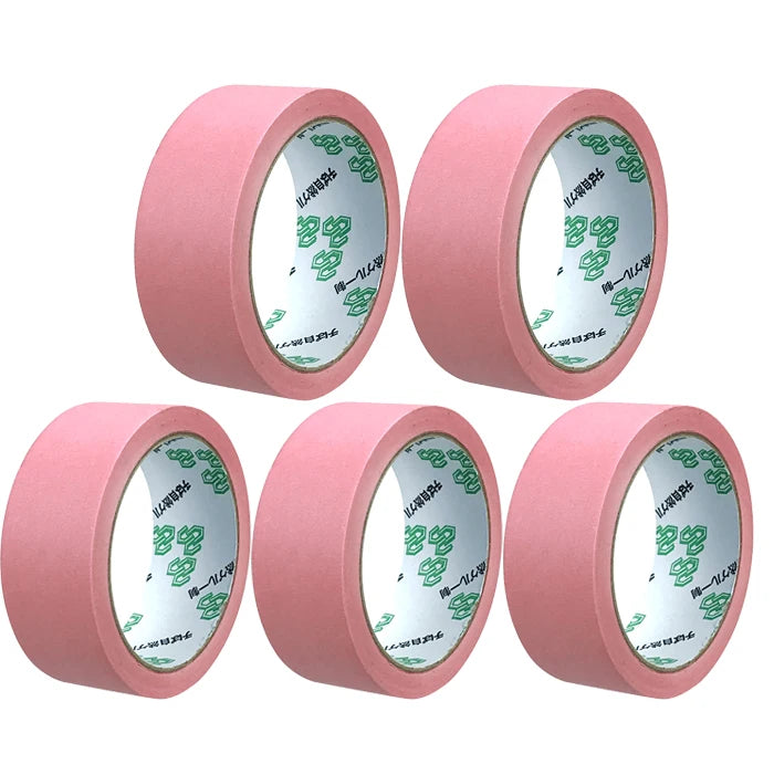 Seis rollos de cinta de enmascarar rosa con película plástica transparente visible, vistos de lado.