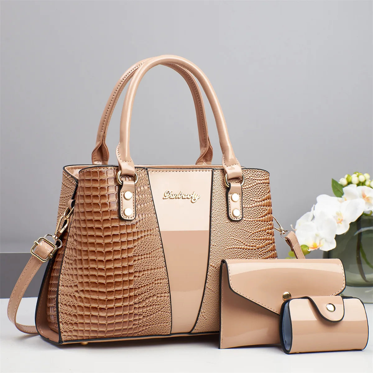 Beige Crocodile-Musteres Patentlederhandtasche-Set mit großer Tasche und Clutch.