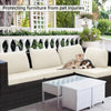 Beige Stretch-Sofa-Slipcover wird im Freien verwendet, um Möbel vor Tierverletzungen zu schützen.