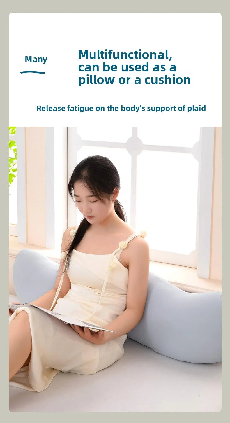 Una mujer está sentada usando una almohada lateral ergonómica de onda curva beige claro para soporte.