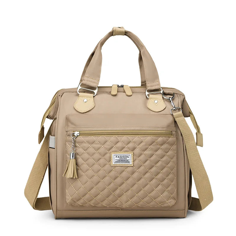 Tan isolierte Thermotasche mit gepolsterten Fächern und verstellbaren Trageriemen.