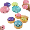 Eine Sammlung farbenfroher glitzernder Dumpling-Squishies in verschiedenen Farben wie rosa, lila, grün und blau.