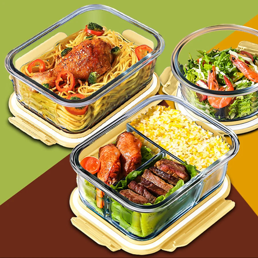 Trois contenants en verre transparent remplis de plats cuisinés comme des nouilles sautées, une salade de crevettes et du poi