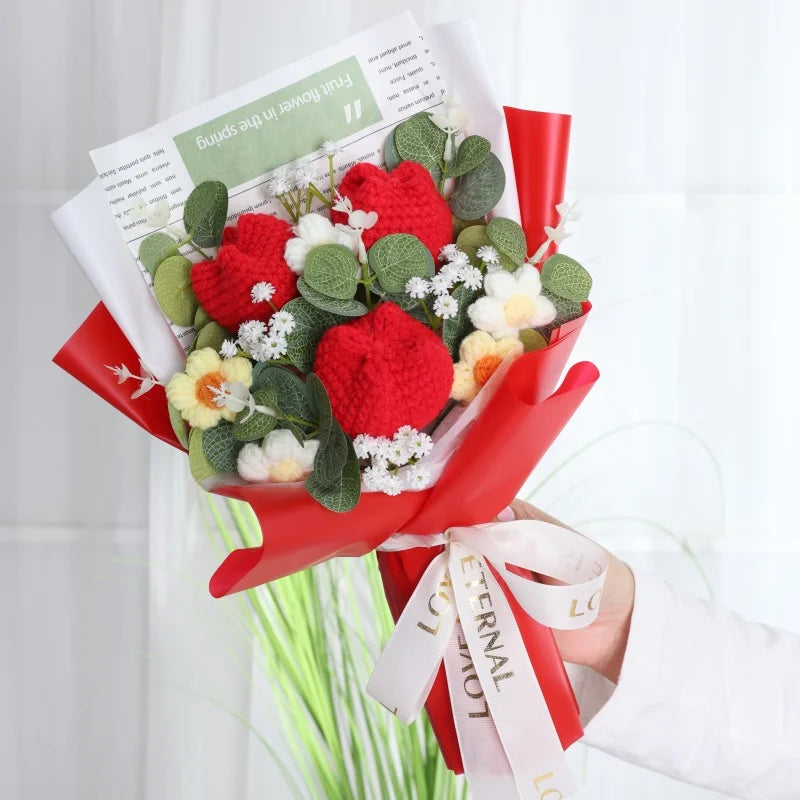 Sträußchen aus handgefertigtem Häkelgarn in rot und weiß, in roter Papierverpackung.