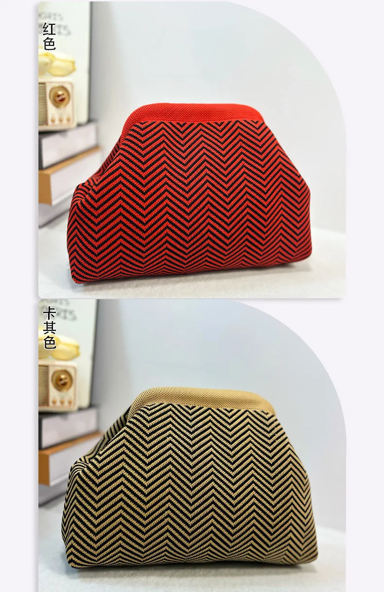 Primer plano de un bolso de mano tejido a crochet rojo con patrón chevron negro.