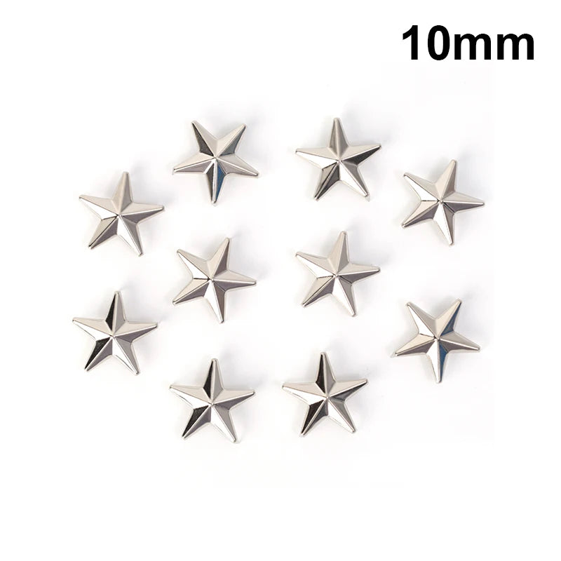 Eine Sammlung von 10mm silbernen Sternnieten für Kleidung und Accessoires.