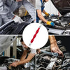 Nahaufnahme eines universellen elektrischen Steckverbinder-Trenners, der an einem Motorbauteil verwendet wird.