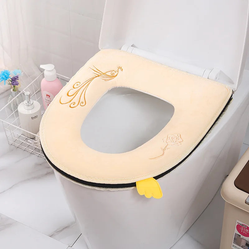 Una cubierta de asiento de inodoro impermeable y suave color beige dentro de una taza de inodoro blanca.