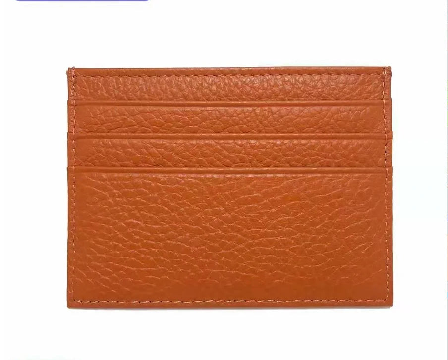 Porta tarjetas de cuero genuino marrón con costuras horizontales.