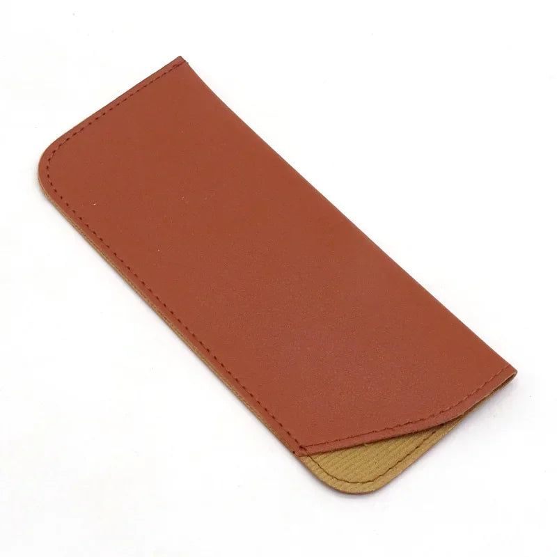 Estuche protector de cuero PU marrón para gafas, mostrado en ángulo diagonal.