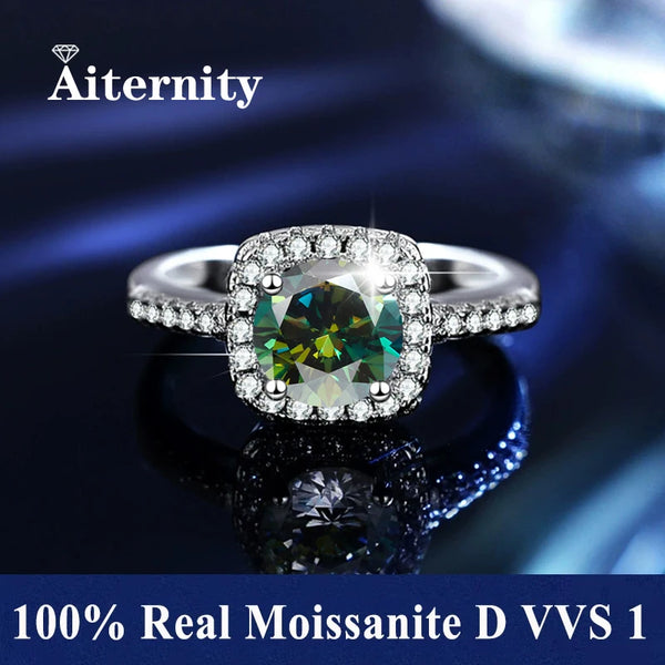 Anillo de compromiso de diamantes con una gran piedra central de moissanita verde en halo y piedras laterales pavé.