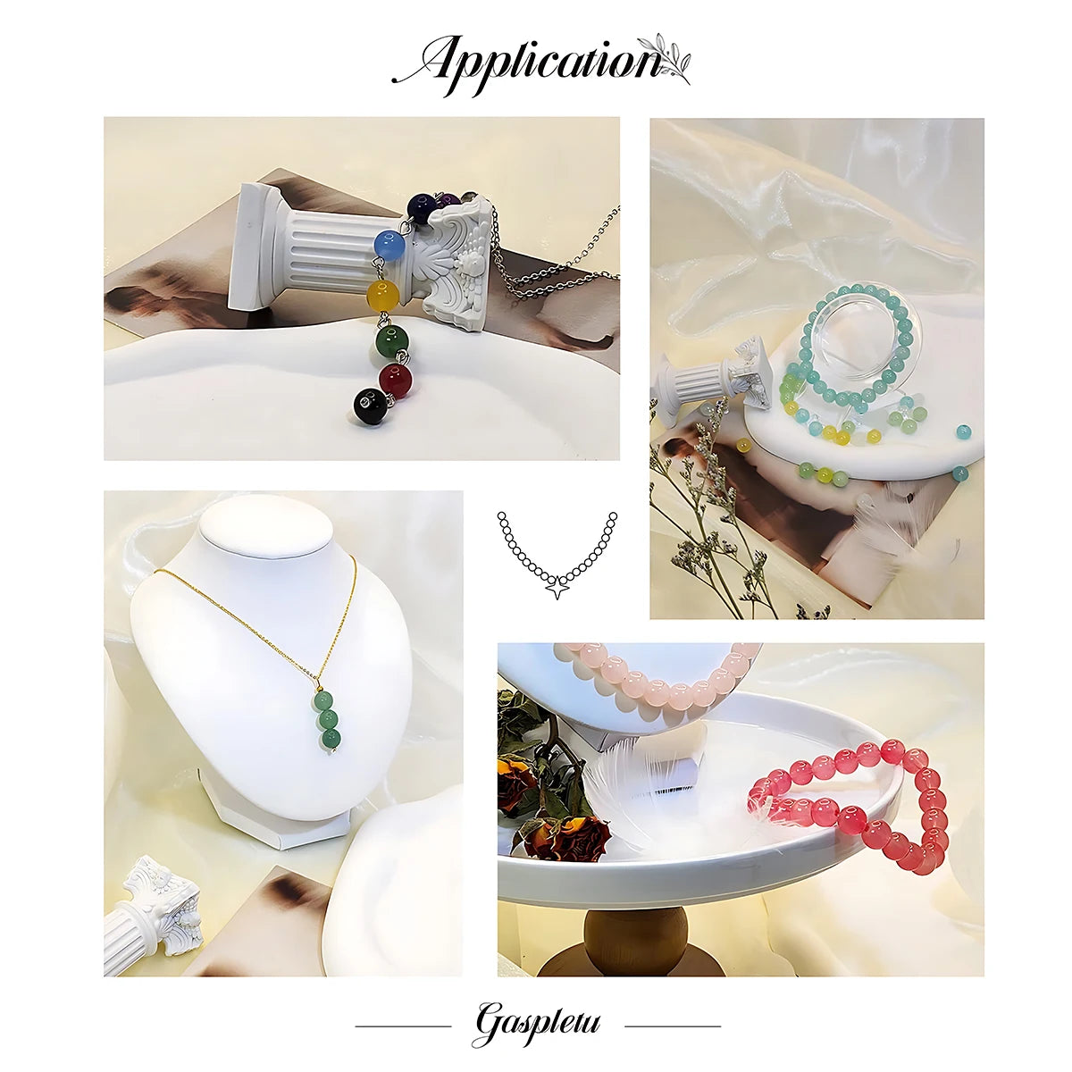 Collection de bracelets et accessoires en perles de verre exposés sur une surface blanche.