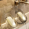 Elegisches, leichtes Glas-Seifenschale mit einer weißen Seife auf einer modernen Badezimmerschublade.