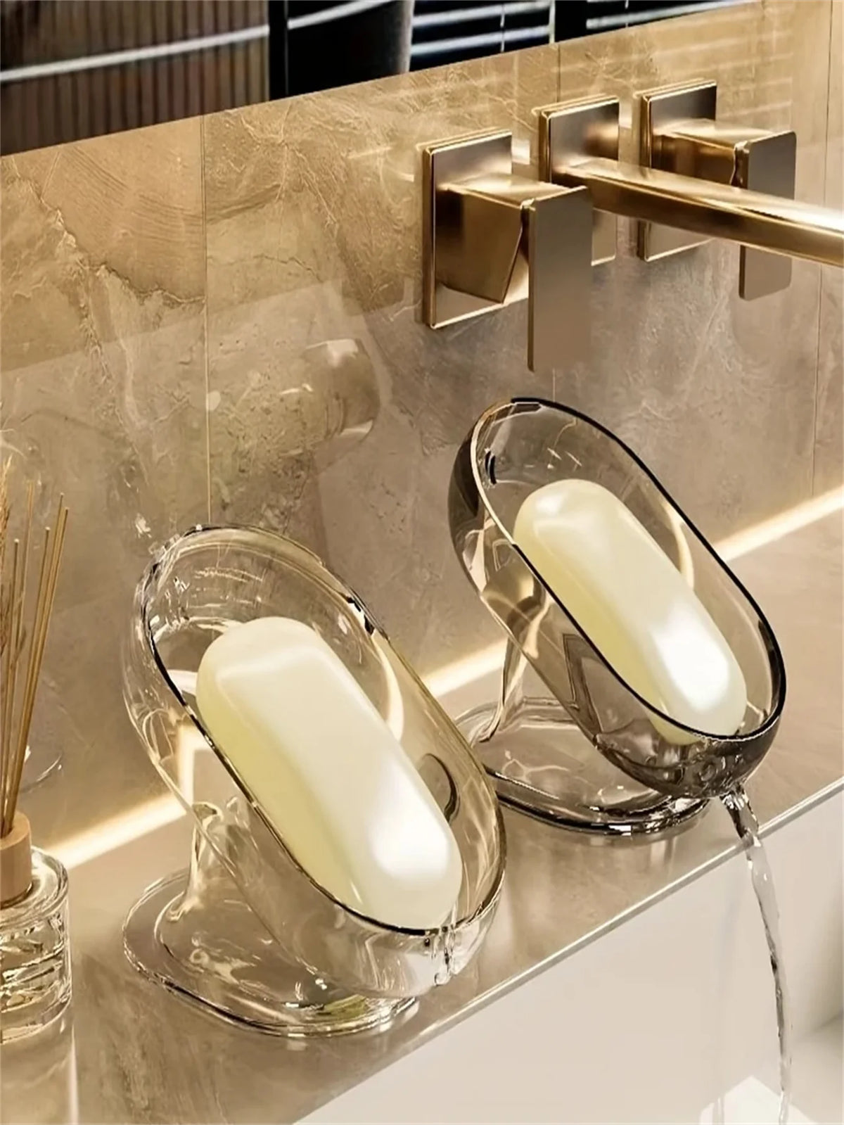 Elegisches, leichtes Glas-Seifenschale mit einer weißen Seife auf einer modernen Badezimmerschublade.