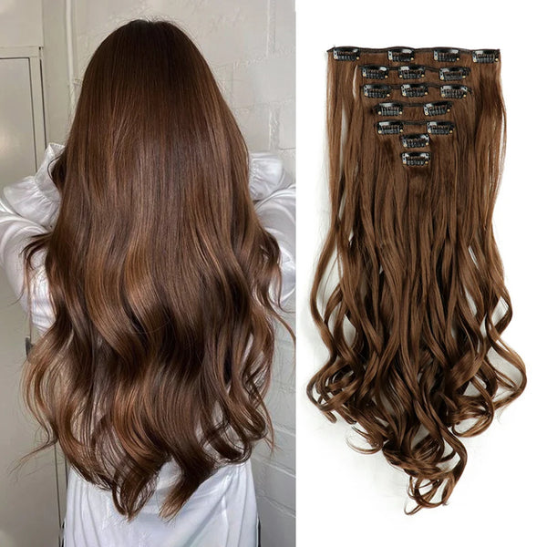 Un set de siete extensiones de cabello ondulado y rizado de 22 pulgadas en color marrón, mostradas en un perchero.
