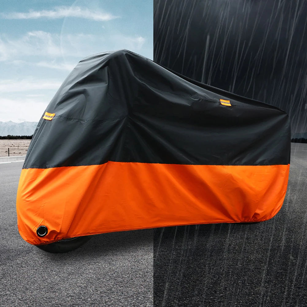 Housse de protection universelle orange et noire pour moto, posée sur l'asphalte sous la pluie et le soleil.