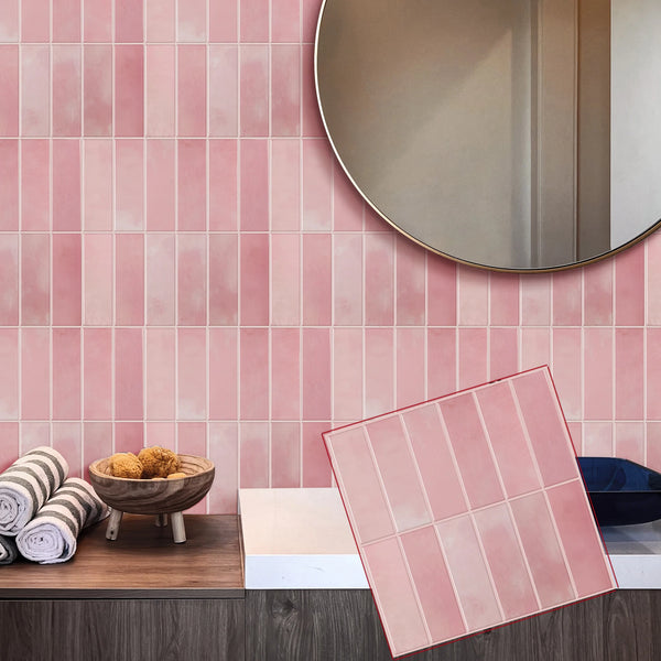 Azulejos de pared adhesivos de rayas verticales rosas mostrados sobre una superficie de madera.