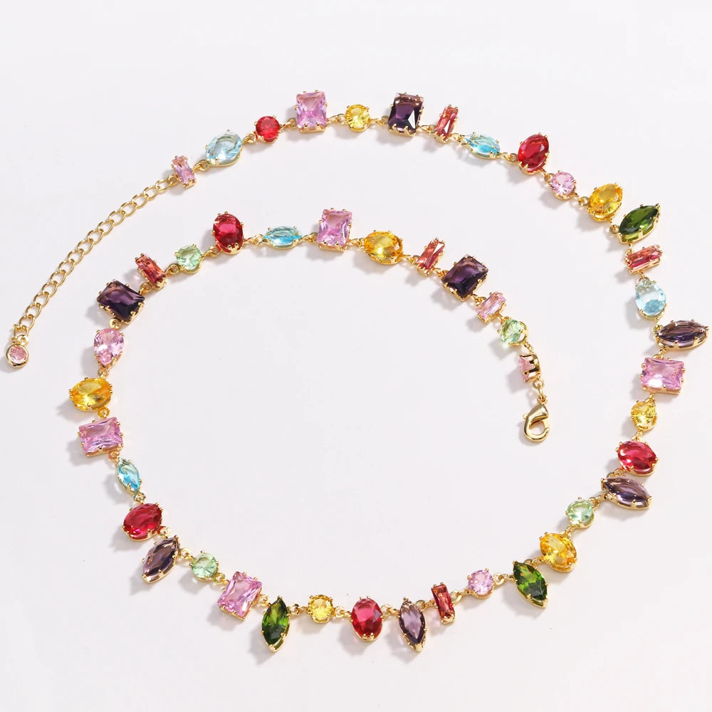 Collier de cristal coloré avec des pierres roses, jaunes, vertes et violettes, en placage or.