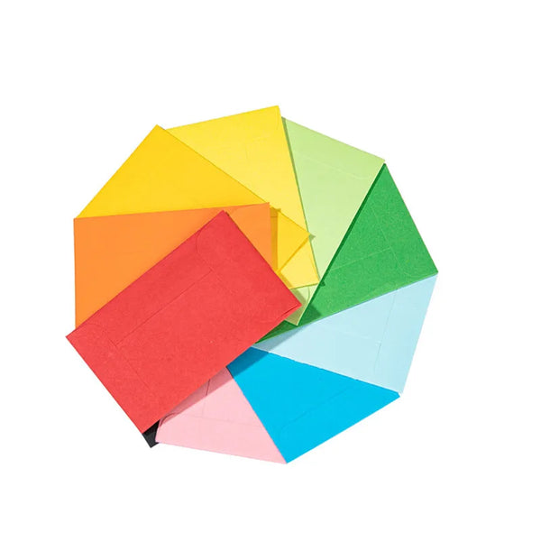 Ein Stapel gefalteter Grußkarten in verschiedenen leuchtenden Farben wie Gelb, Orange, Grün und Blau.